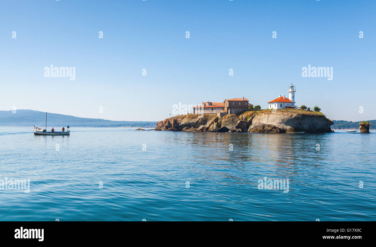 Santa Anastasia isola nella baia di Burgas, Mar Nero, Bulgaria. In estate il paesaggio costiero con i pescatori in barca in legno Foto Stock