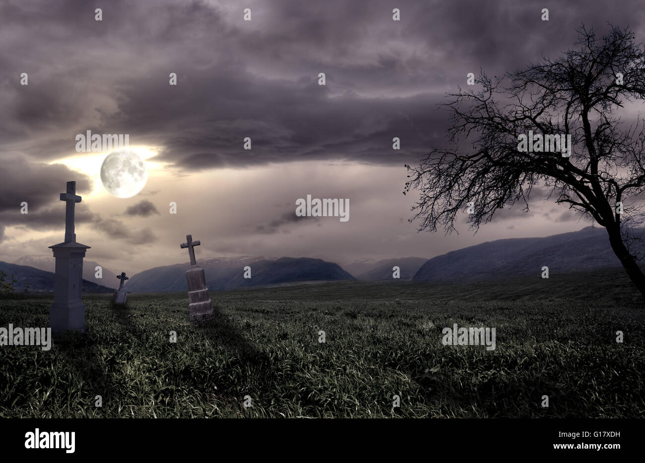 Spooky Halloween cimitero con le nuvole scure Foto Stock