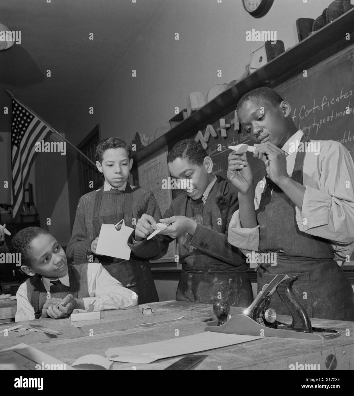 Studenti fare modellini di aeroplani PER GLI STATI UNITI Navy, Armstrong scuola tecnica ad alto, Washington DC, Stati Uniti d'America, Marjorie Collins per la Farm Security Administration, Marzo 1942 Foto Stock