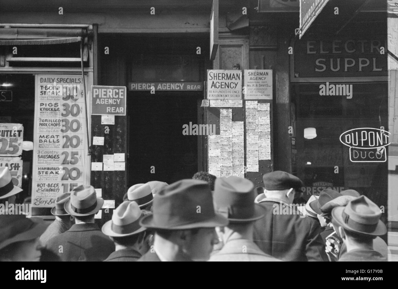 Gli uomini in attesa al di fuori dell'agenzia di collocamento, sesta Avenue, New York New York, Stati Uniti d'America, Arthur Rothstein per la Farm Security Administration, Dicembre 1937 Foto Stock