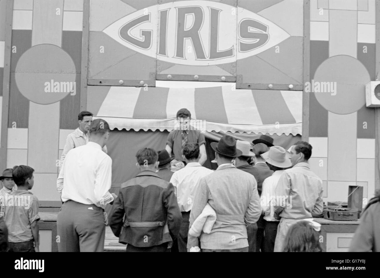 Venditore di biglietti a Carnevale, Brownsville, Texas, Stati Uniti d'America, Arthur Rothstein per la Farm Security Administration, Febbraio 1942 Foto Stock