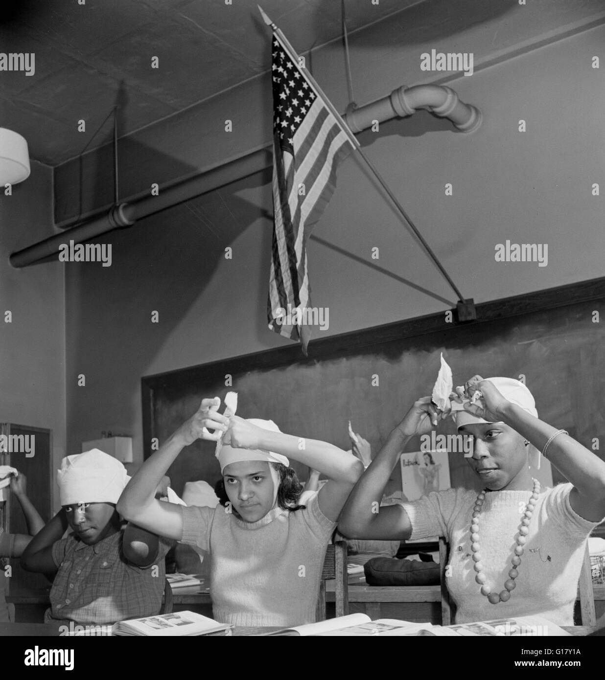 Gli studenti di prima classe di aiuto, Banneker Junior High School, Washington DC, Stati Uniti d'America, Marjorie Collins per la Farm Security Administration, Marzo 1942 Foto Stock