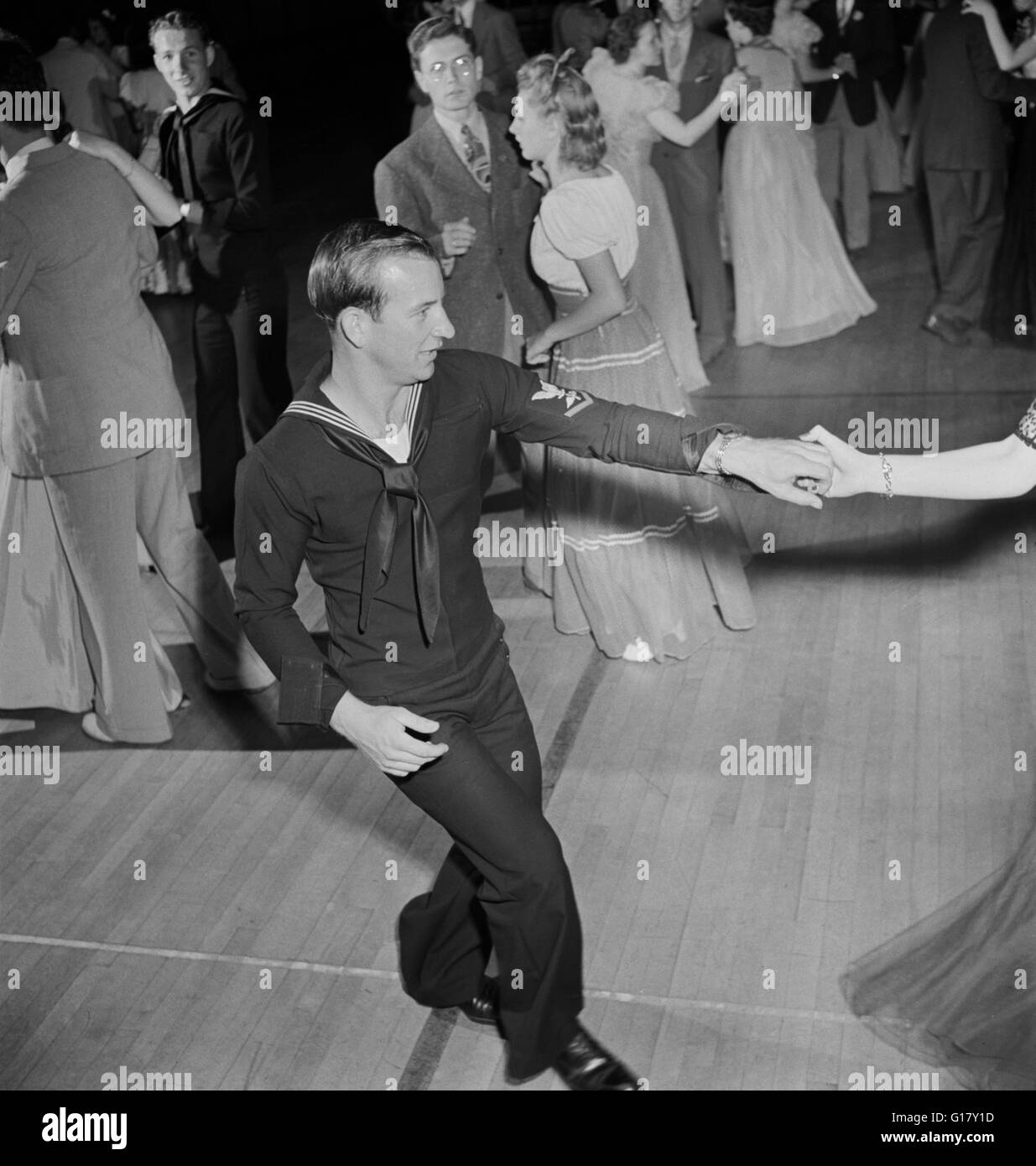 Sailor Jitterbugging presso Senior Prom, Greenbelt, Maryland, USA, Marjorie Collins, STATI UNITI Farm Security Administration, giugno 1942 Foto Stock