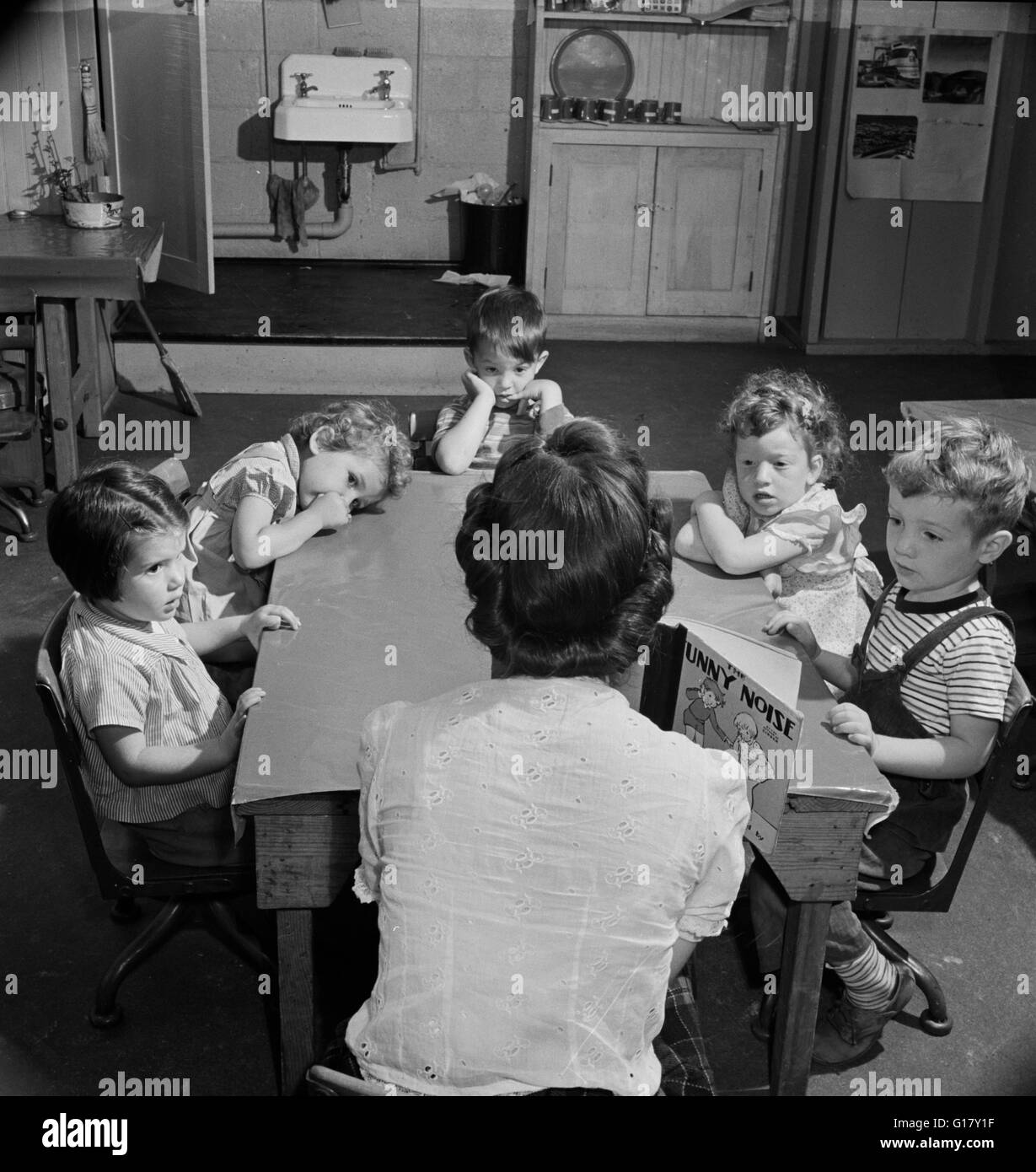 Story Hour, Scuola di Nursery in Federal Housing Project gestito in collaborazione da Mothers, Greenbelt, Maryland, USA, Marjorie Collins, STATI UNITI Farm Security Administration, maggio 1942 Foto Stock
