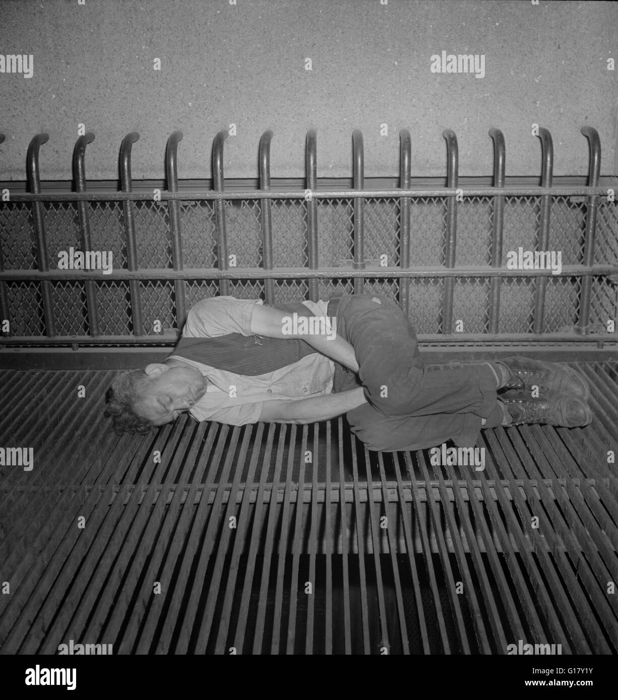 Bum dormire sulla griglia, il Bowery vicino 7th Street, New York New York, Stati Uniti d'America, Marjorie Collins per l'Ufficio di informazione di guerra, Settembre 1942 Foto Stock