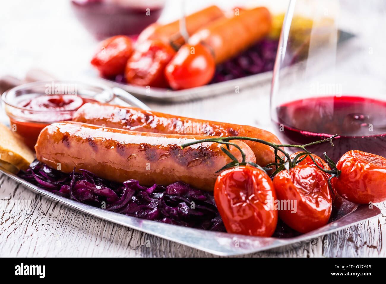 Salsicce alla griglia con cavolo rosso slaw, comfort food Foto Stock