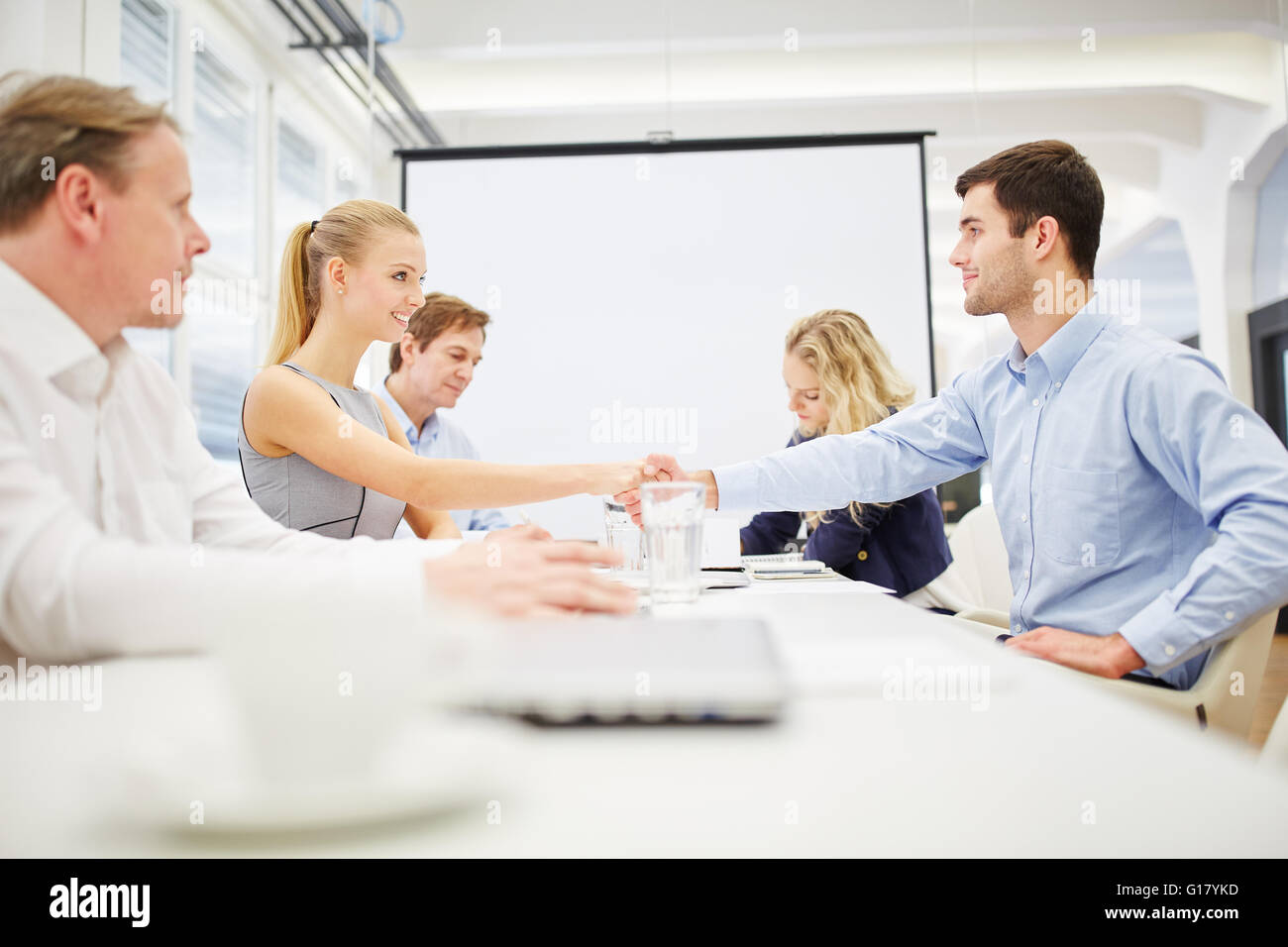 Accordo chiuso con una stretta di mano da gente di affari Foto Stock