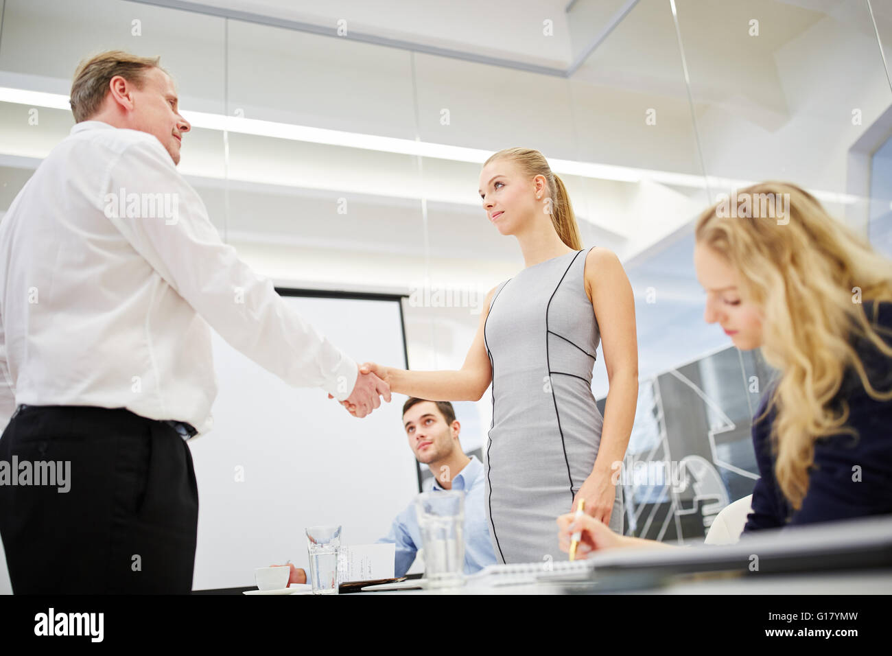 La gente di affari agitare le mani come un addio dopo una riunione Foto Stock