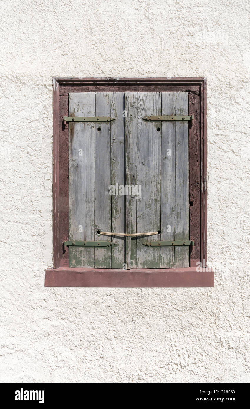 Vecchia finestra chiusa otturatore Foto Stock