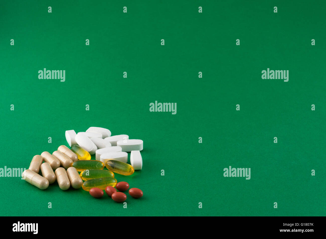 Varie pillole di supplemento su sfondo colorato Foto Stock