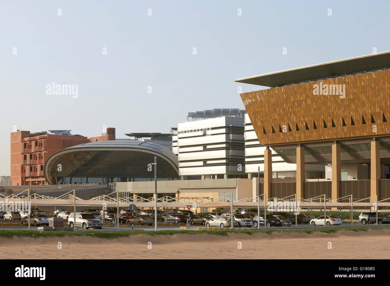 Vista generale di sviluppo con il baldacchino parcheggio auto. Masdar City, Masdar City, Emirati Arabi Uniti. Architetto: vari, 2014. Foto Stock
