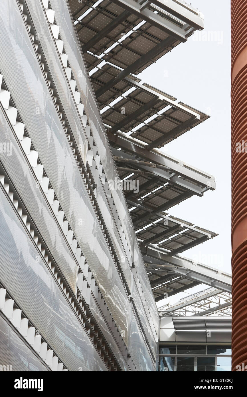 Prospettiva lungo la tasca di aria facciata e pannelli solari sul tetto. Masdar City, Masdar City, Emirati Arabi Uniti. Architetto: vari, 2014. Foto Stock