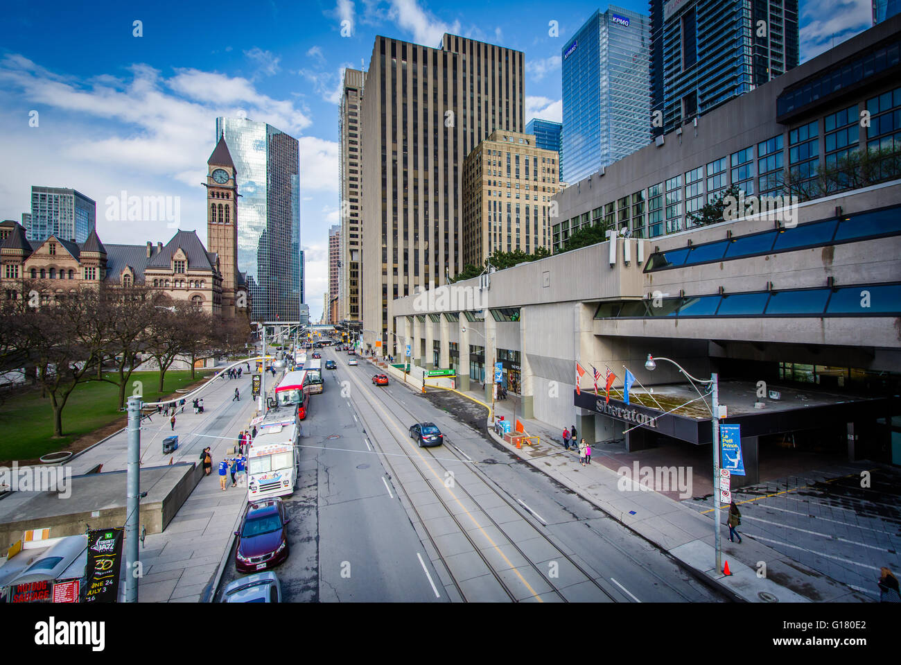 Vista di Queen Street West e moderni edifici nel centro cittadino di Toronto, Ontario. Foto Stock