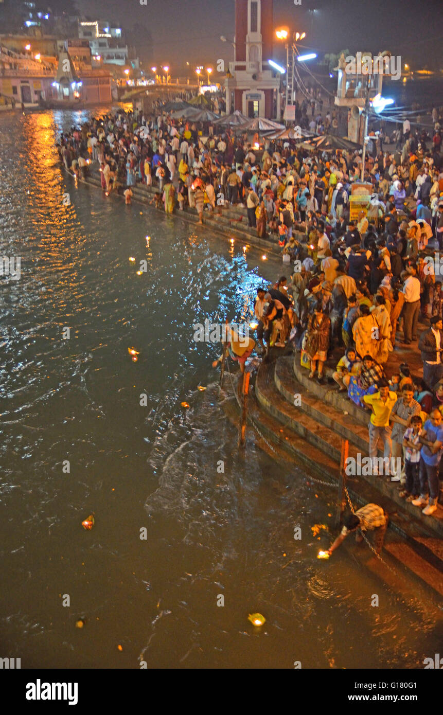 Ganga Aarti o offerta al santo Ganga river a sera, Har-ki-Paudi, Haridwar, Uttarakhand, India Foto Stock
