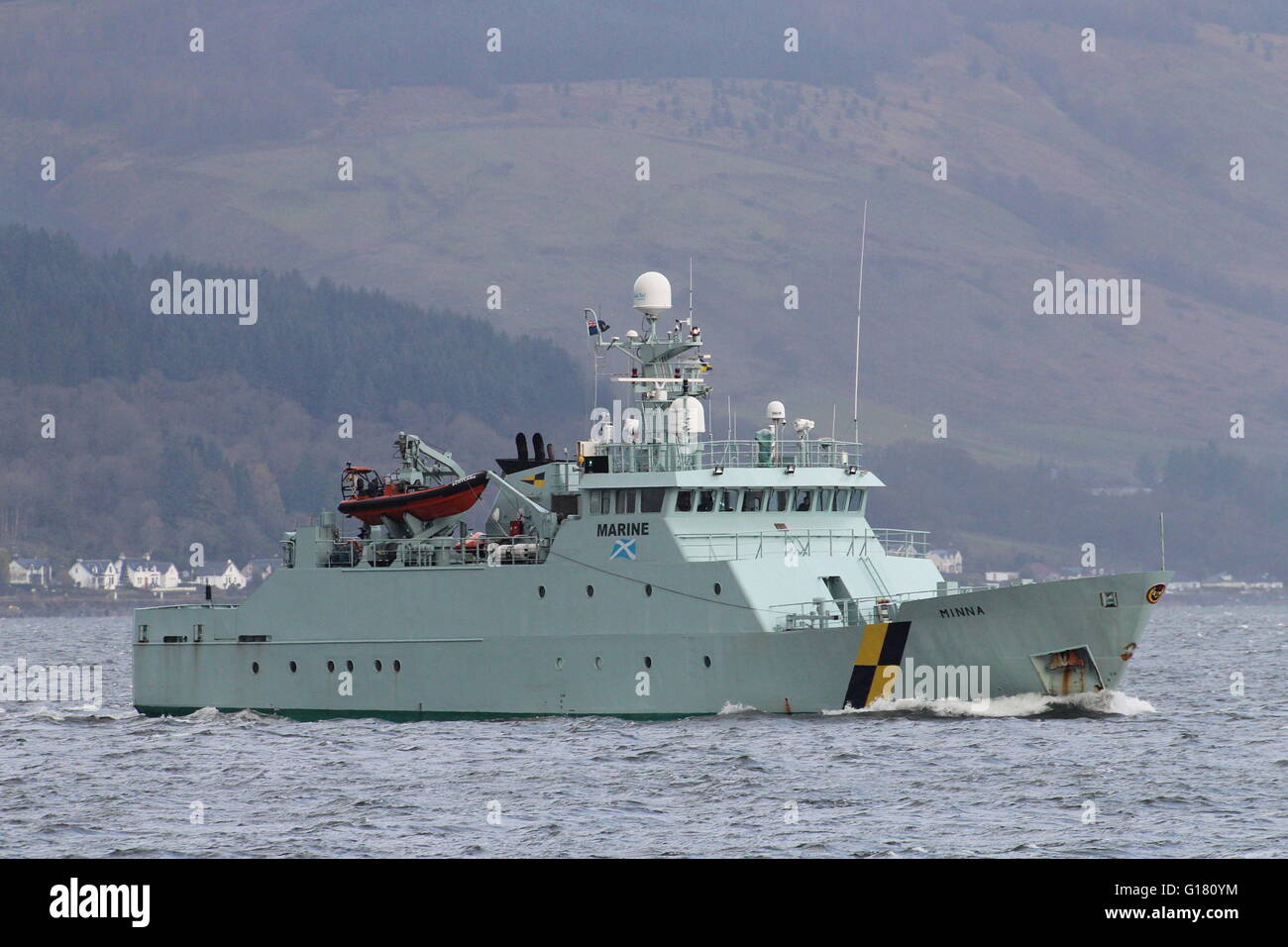 MPV Minna di Marine Scozia (precedentemente la pesca scozzese Protection Agency), passando Kempock punto sul Firth of Clyde. Foto Stock
