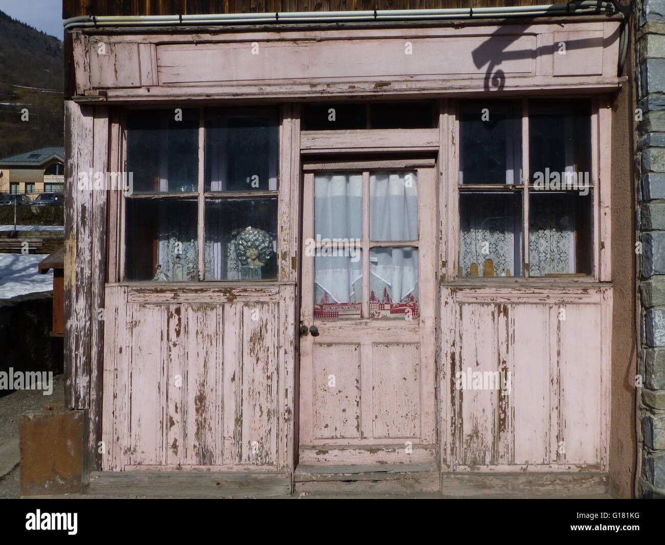 Il vecchio negozio di fronte in francese villaggio di montagna Foto Stock