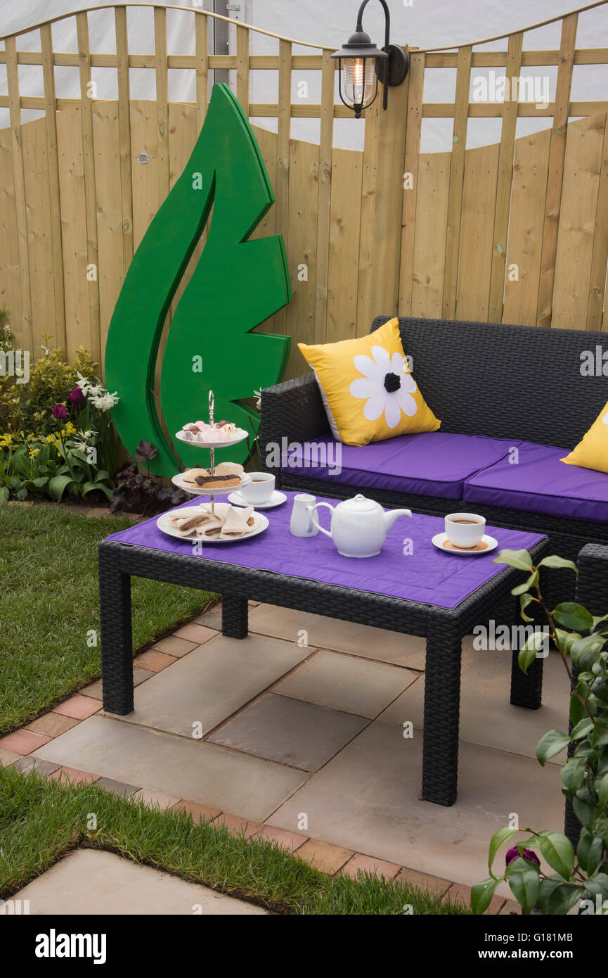 Molla di Harrogate Flower Show 2016 (North Yorkshire, Inghilterra) - "rilassarsi in pace' mostrano giardino con il tè del pomeriggio insieme fuori nel patio area con posti a sedere. Foto Stock