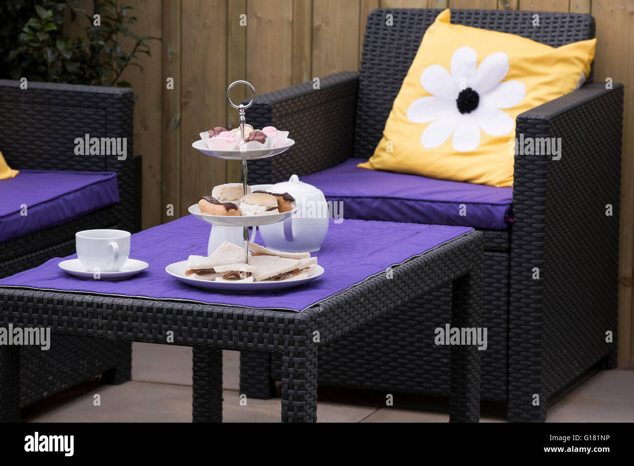 Molla di Harrogate Flower Show 2016 (North Yorkshire, Inghilterra) - "rilassarsi in pace' mostrano giardino con il tè del pomeriggio stabiliti in una rilassante area salotto. Foto Stock