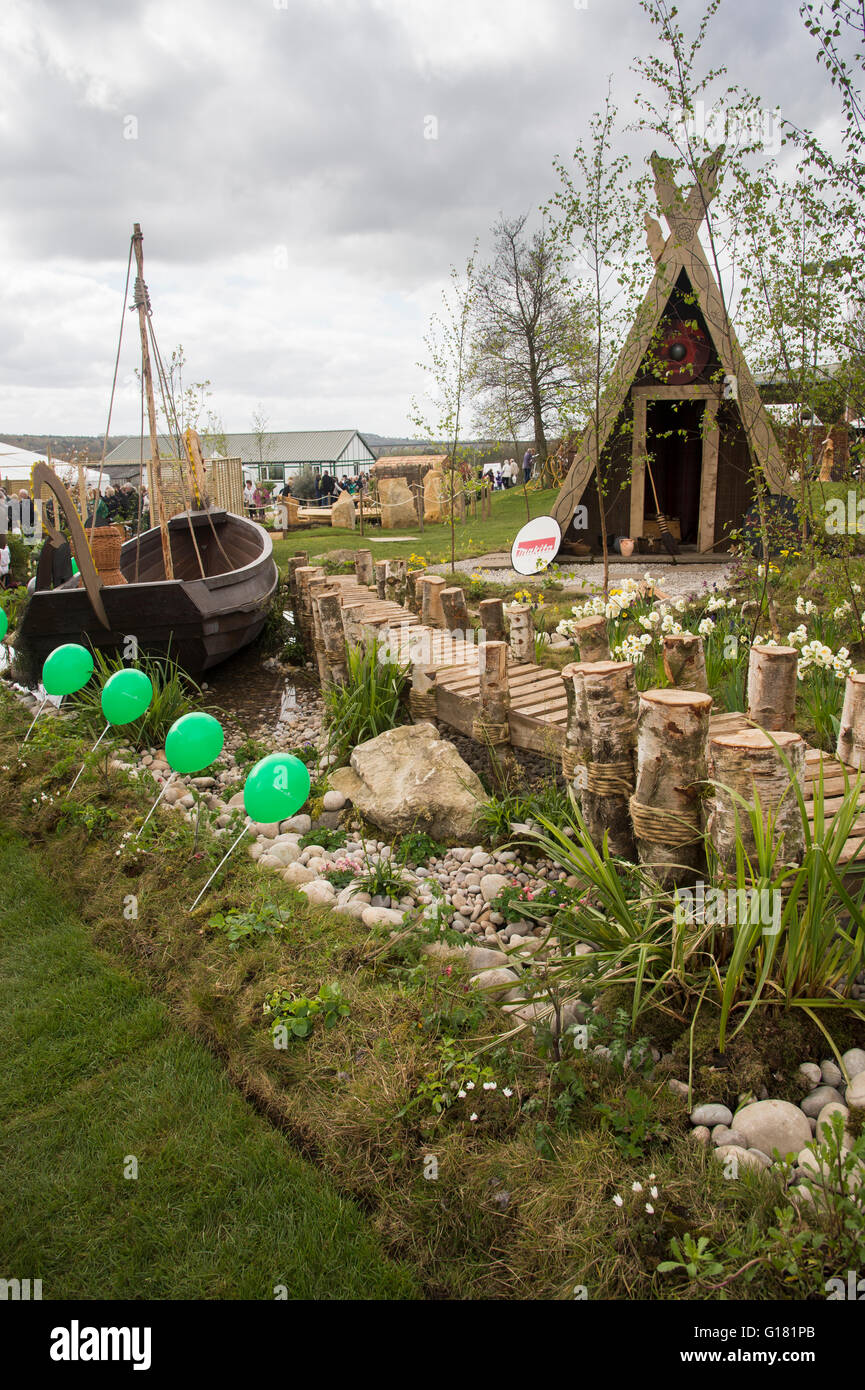 Molla di Harrogate Flower Show 2016 (North Yorkshire, Inghilterra) - replica Viking house e la pesca in barca su uno stagno in un Nordic mostra giardino. Foto Stock