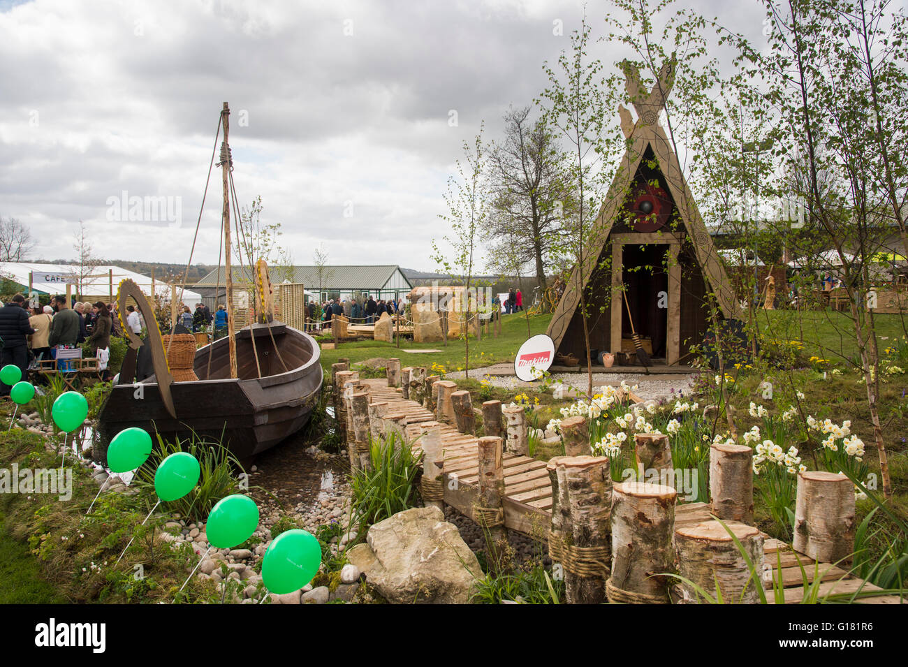 Molla di Harrogate Flower Show 2016 (North Yorkshire, Inghilterra) - replica Viking house e la pesca in barca su uno stagno in un Nordic mostra giardino. Foto Stock