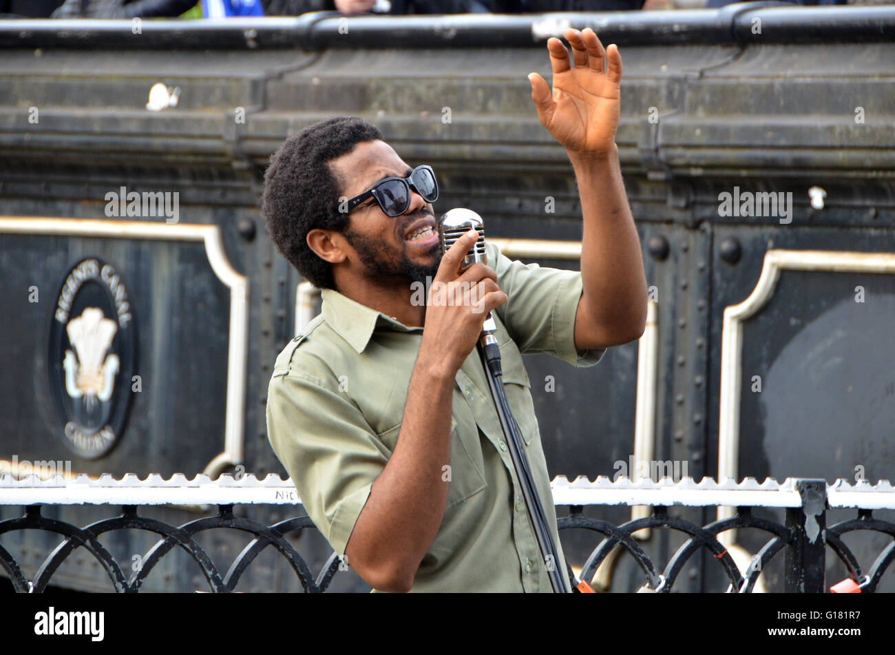 Londra, UK, 1 Aprile 2016,Dee Peacemaker busks a Camden Lock sul canal a Camden Town market.Dee pacificatore l Africa è un Edutainment reggae artist dalla Nigeria. Foto Stock