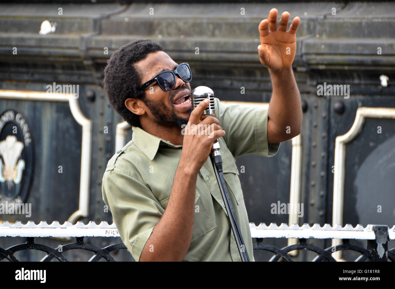 Londra, UK, 1 Aprile 2016,Dee Peacemaker busks a Camden Lock sul canal a Camden Town market.Dee pacificatore l Africa è un Edutainment reggae artist dalla Nigeria. Foto Stock