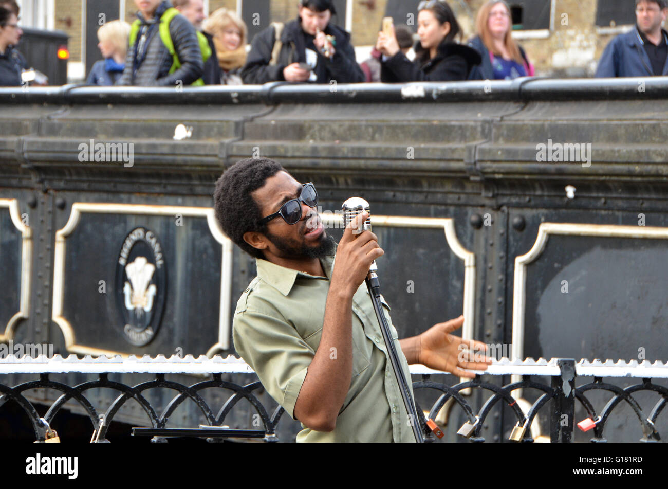 Londra, UK, 1 Aprile 2016,Dee Peacemaker busks a Camden Lock sul canal a Camden Town market.Dee pacificatore l Africa è un Edutainment reggae artist dalla Nigeria. Foto Stock