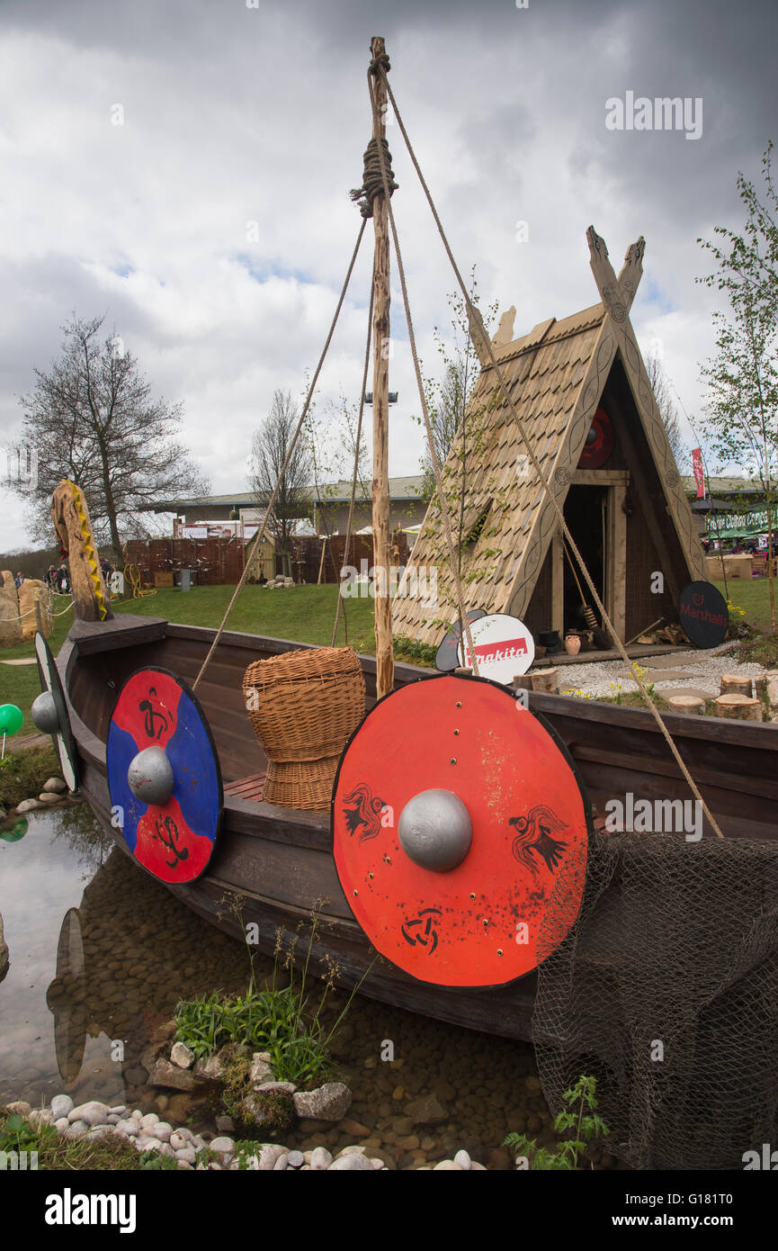 Molla di Harrogate Flower Show 2016 (North Yorkshire, Inghilterra) - replica Viking barca su un laghetto nel Nordic mostra giardino: Viking Höfn (Paradiso). Foto Stock