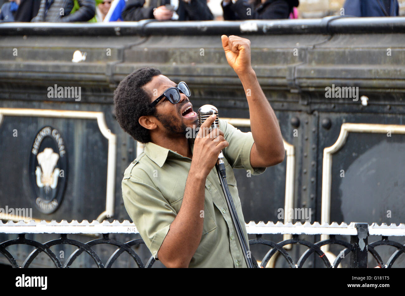 Londra, UK, 1 Aprile 2016,Dee Peacemaker busks a Camden Lock sul canal a Camden Town market.Dee pacificatore l Africa è un Edutainment reggae artist dalla Nigeria. Foto Stock