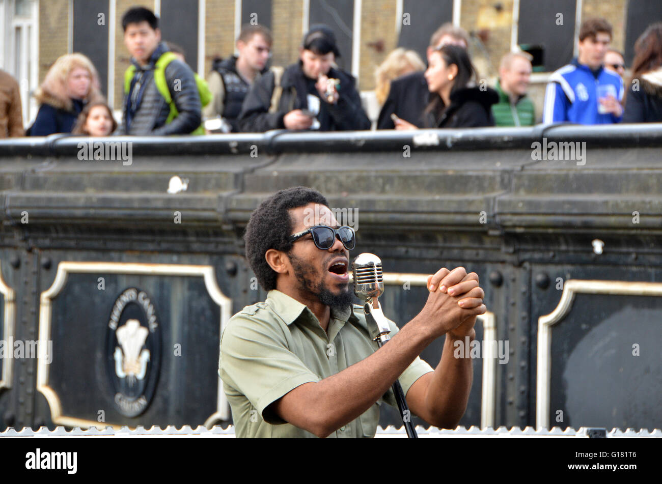 Londra, UK, 1 Aprile 2016,Dee Peacemaker busks a Camden Lock sul canal a Camden Town market.Dee pacificatore l Africa è un Edutainment reggae artist dalla Nigeria. Foto Stock