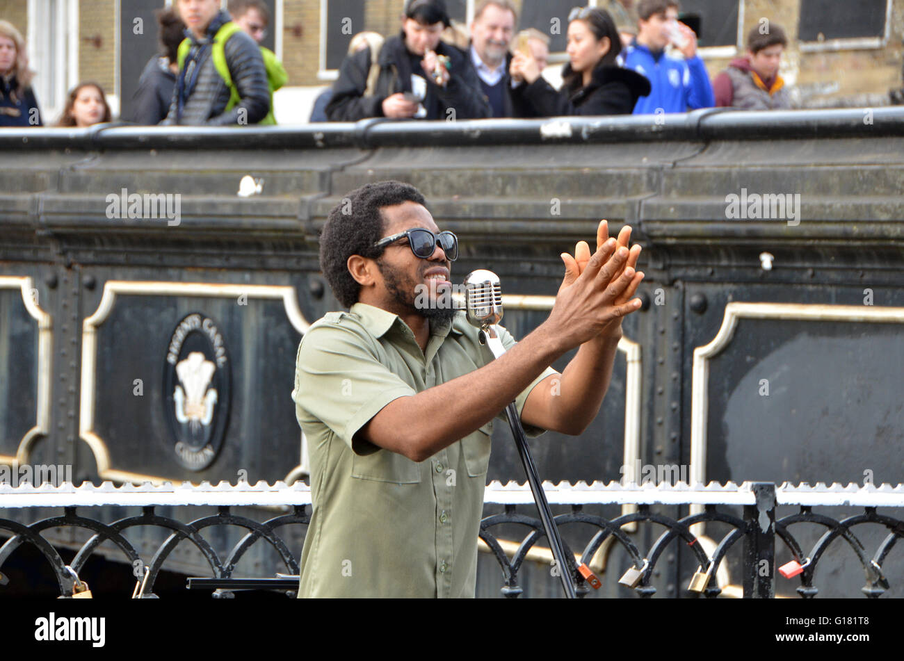 Londra, UK, 1 Aprile 2016,Dee Peacemaker busks a Camden Lock sul canal a Camden Town market.Dee pacificatore l Africa è un Edutainment reggae artist dalla Nigeria. Foto Stock