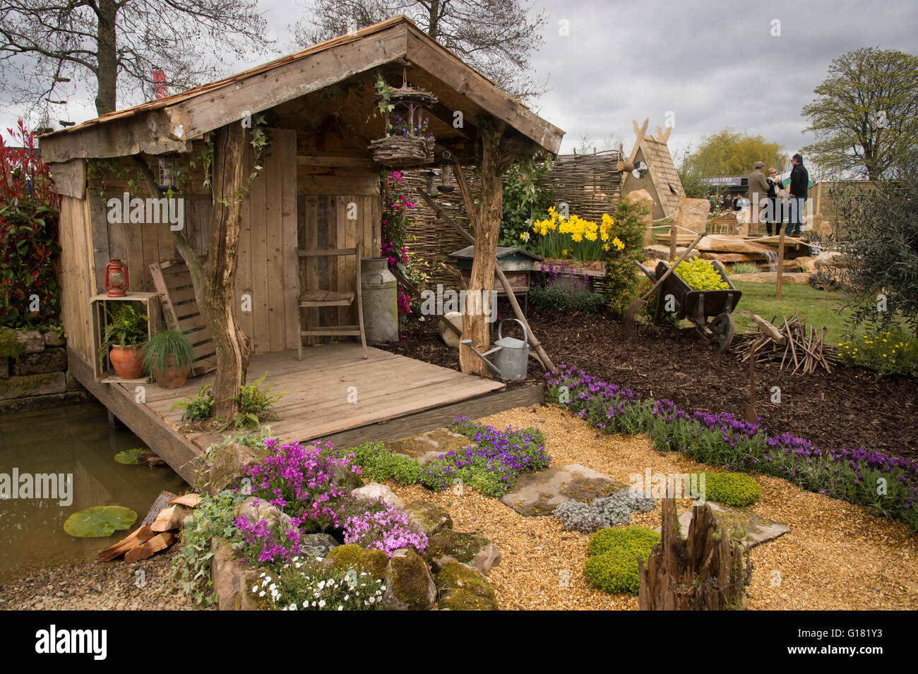 Molla di Harrogate Flower Show 2016 (North Yorkshire, Inghilterra) - Rifugio rustico, decking, stagno e piante nel paradiso faunistico l' mostrano il giardino. Foto Stock