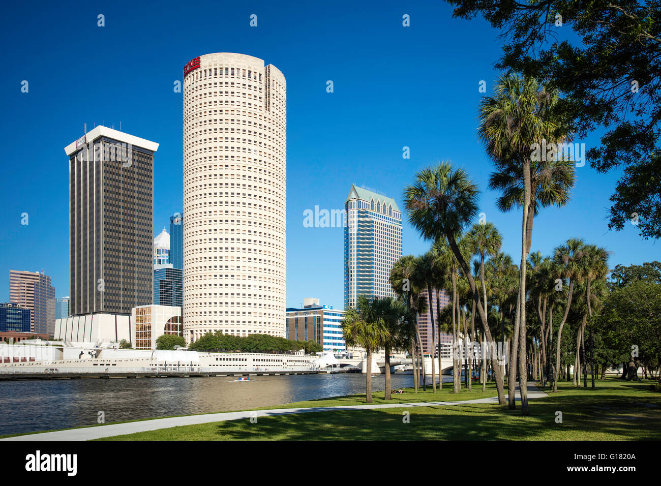 Rivergate Tower, Hillsborough River e lo skyline di Tampa, Florida, Stati Uniti d'America Foto Stock