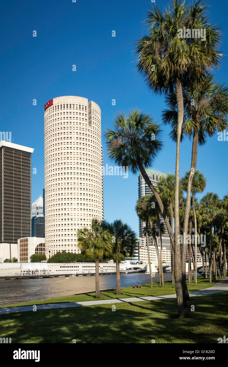 Rivergate Tower, Hillsborough River e lo skyline di Tampa, Florida, Stati Uniti d'America Foto Stock