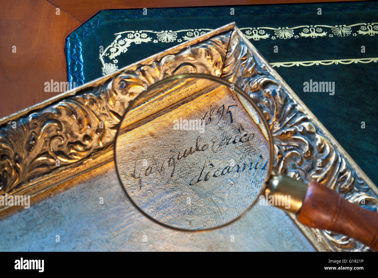 OLIO PITTURA FIRMA ARTISTA esperto asta auctioneer casa lente di ingrandimento vetro allargamento firma sulla pittura italiana 19 ° secolo olio Foto Stock