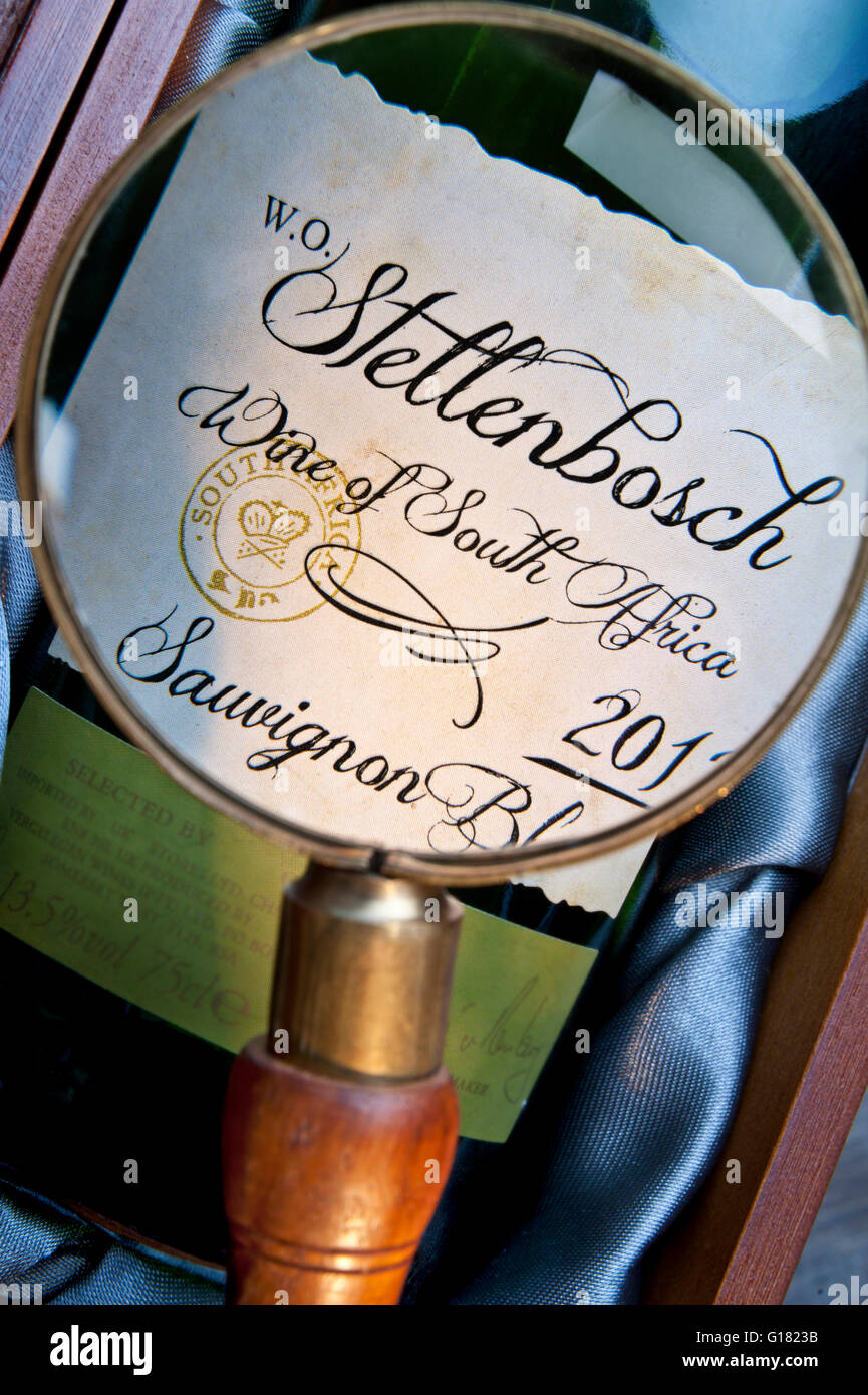 Lente di ingrandimento su Stellenbosch Sauvignon Blanc bottiglia per vino & etichetta nel box presentazione Sud Africa Foto Stock