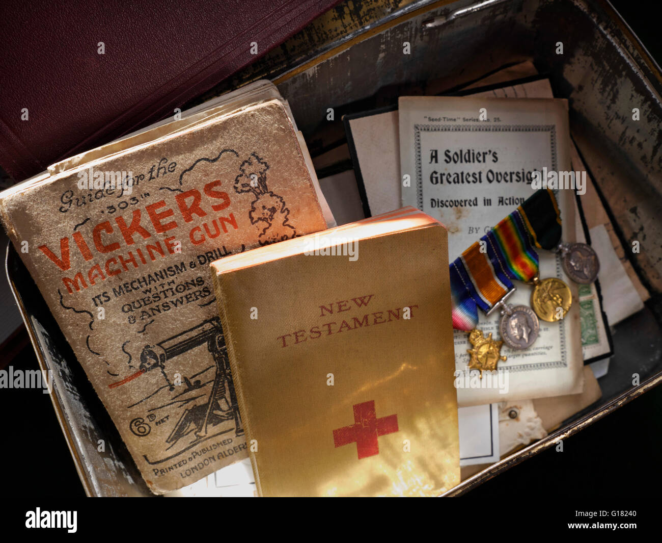 WW1 soldati cimeli in tempo di guerra tra cui medaglie, lettere, Bibbia e Vickers .303 manuale di pistola della prima guerra mondiale collezione di effimera Foto Stock