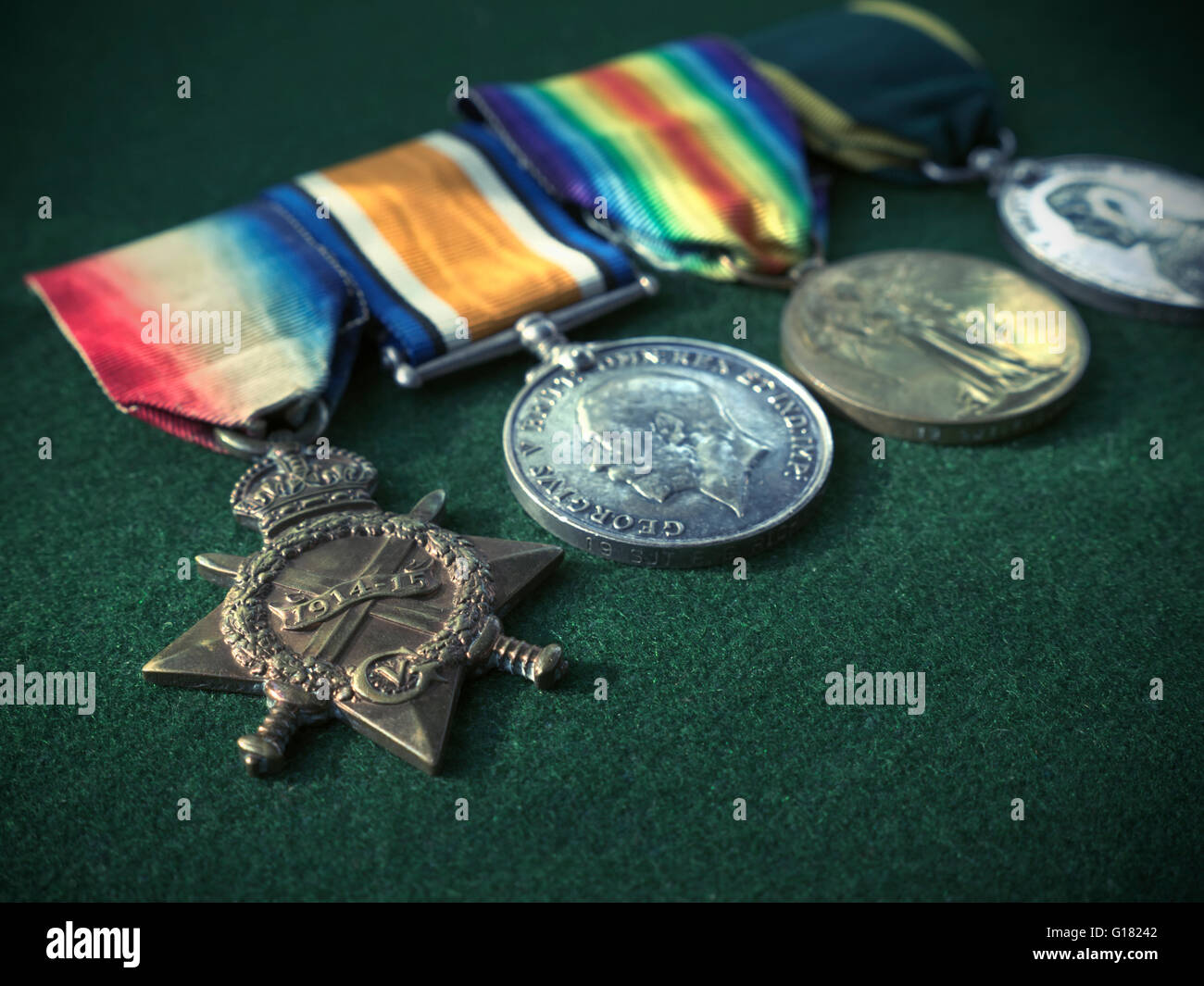 La Prima guerra mondiale WW1 soldati britannici medaglie e nastri su verde superficie beize Foto Stock