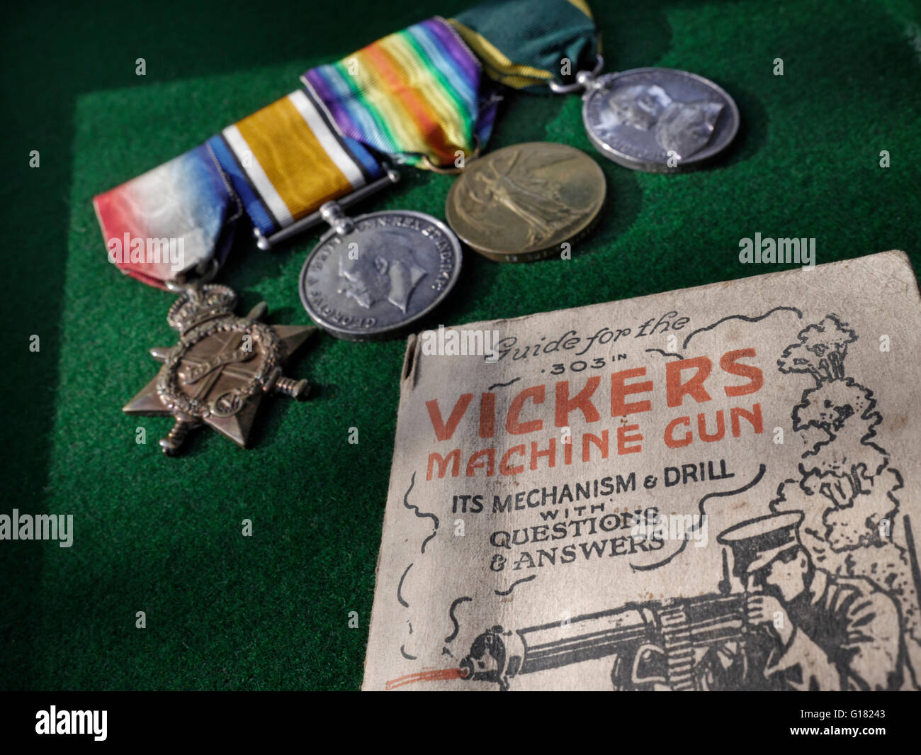 WW1 Memorabilia British Service medaglie accanto al manuale di istruzioni per 1914 Vickers .303 mitragliatrice prima guerra mondiale Foto Stock