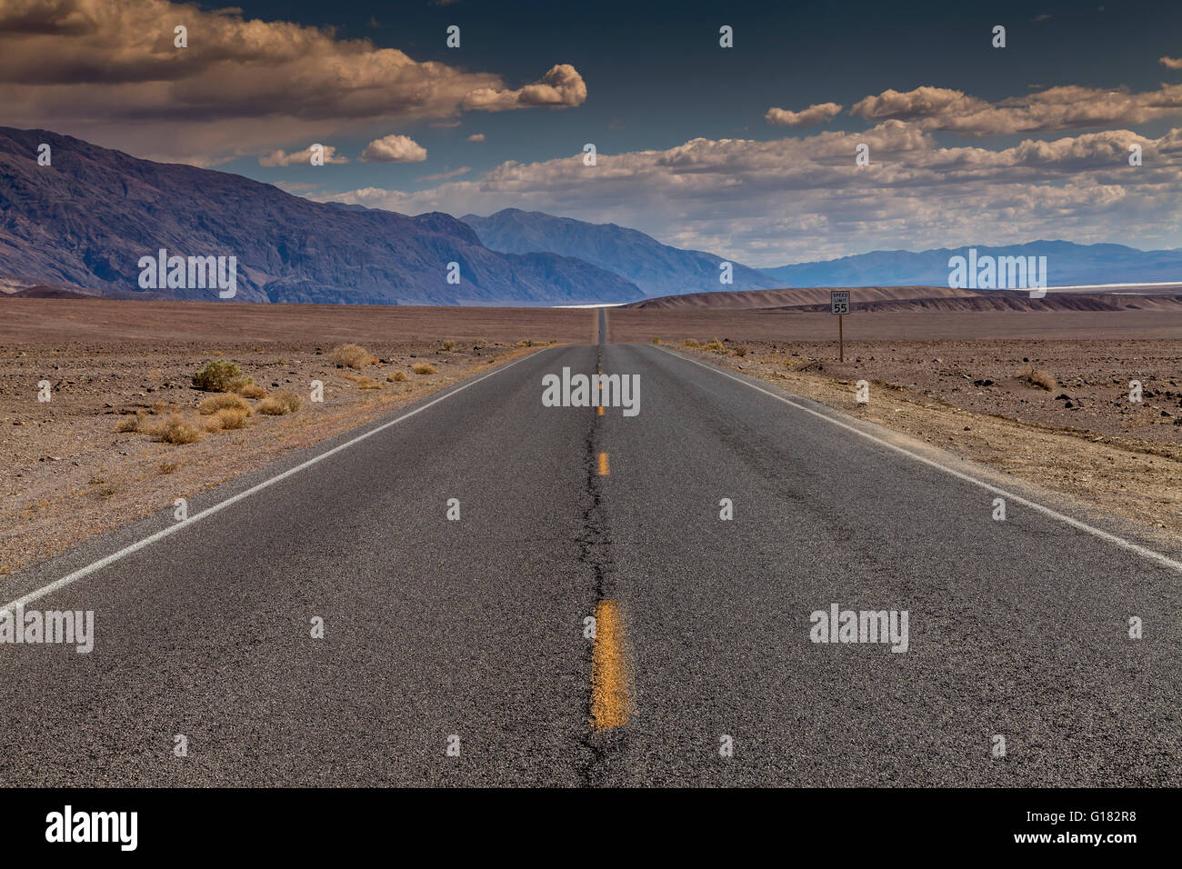 Infinite road nel Parco Nazionale della Valle della Morte, CALIFORNIA, STATI UNITI D'AMERICA Foto Stock