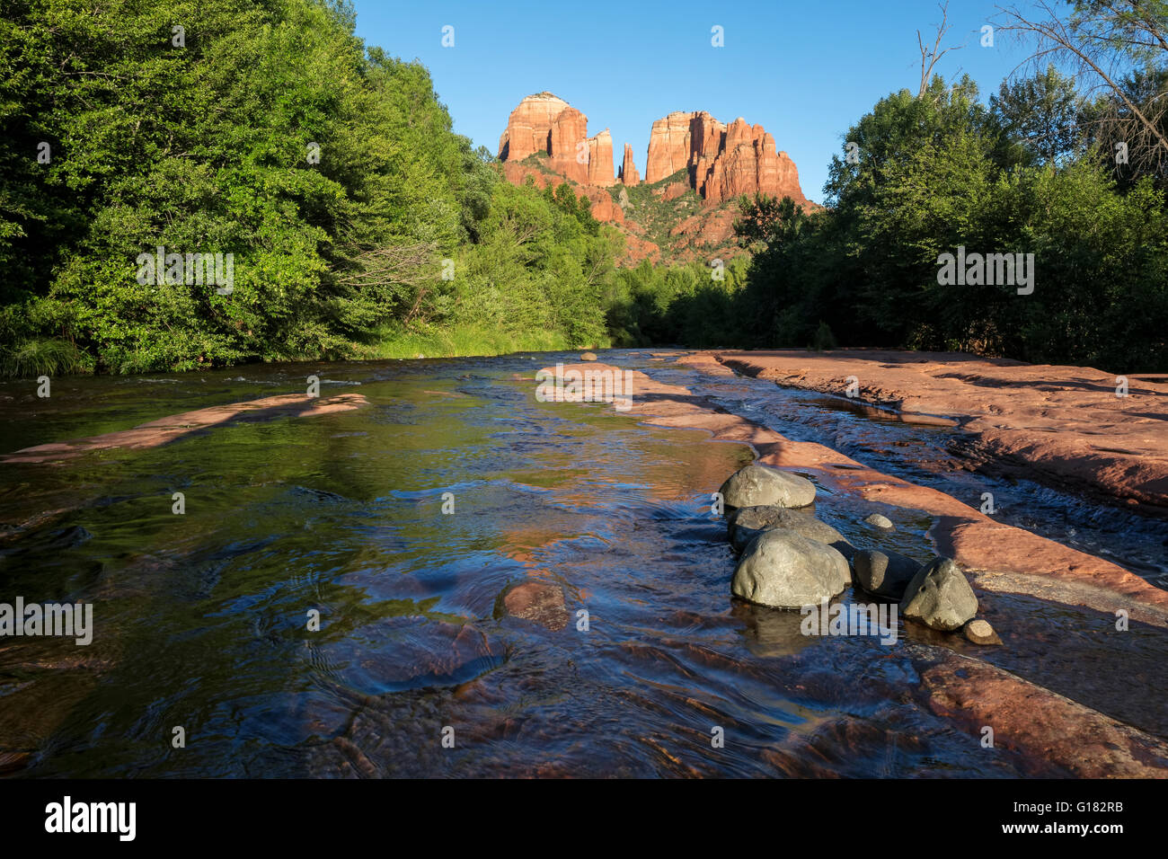 Il Red Rock Crossing, Cattedrale di roccia in distanza, Sedona, in Arizona Foto Stock