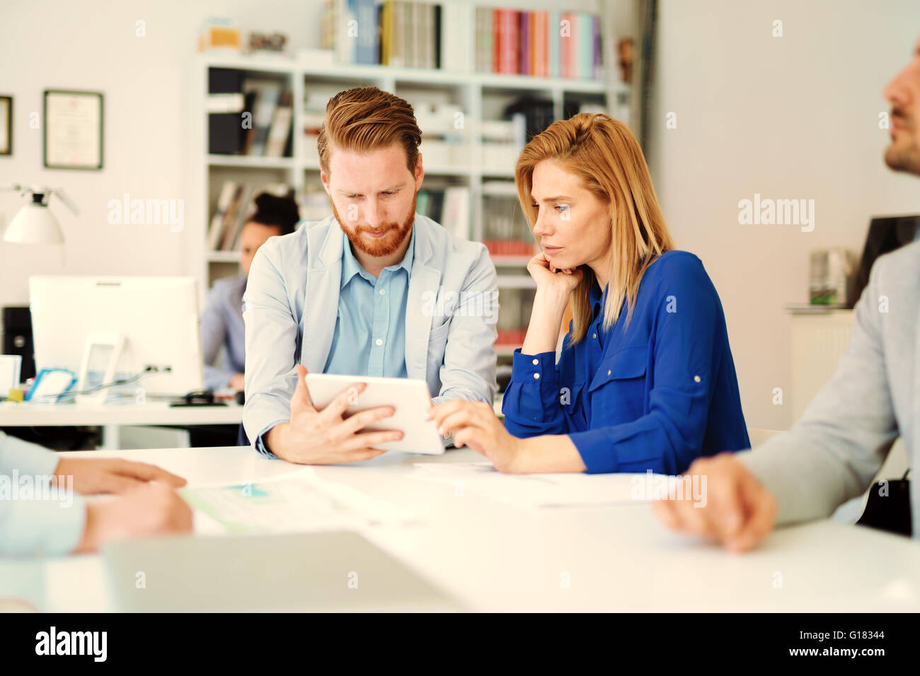 Busy business persone che lavorano in ufficio Foto Stock