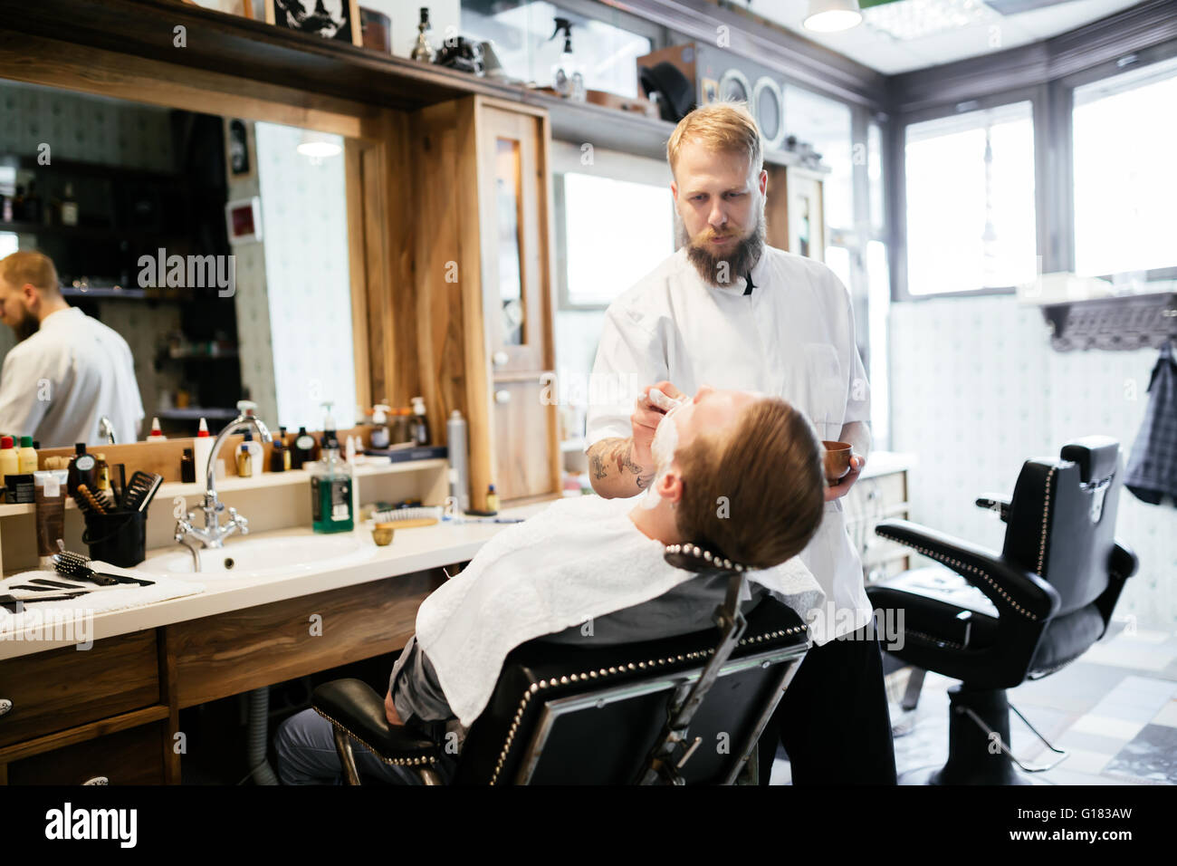 Capelli barba baffi di trattamento in un barbiere Foto Stock