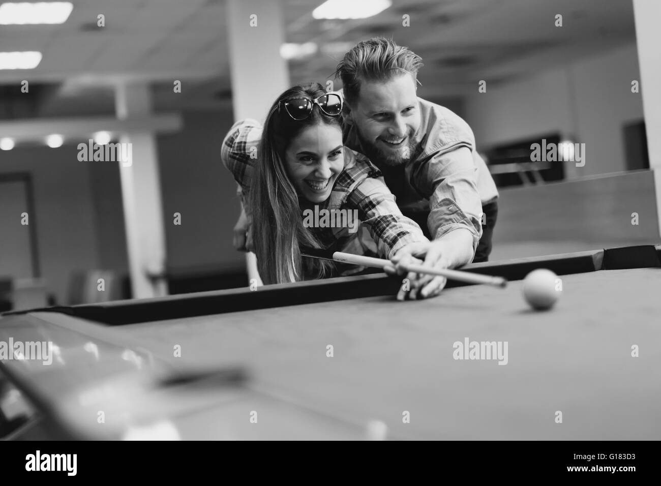 Bella giovane dating e giocare a snooker Foto Stock