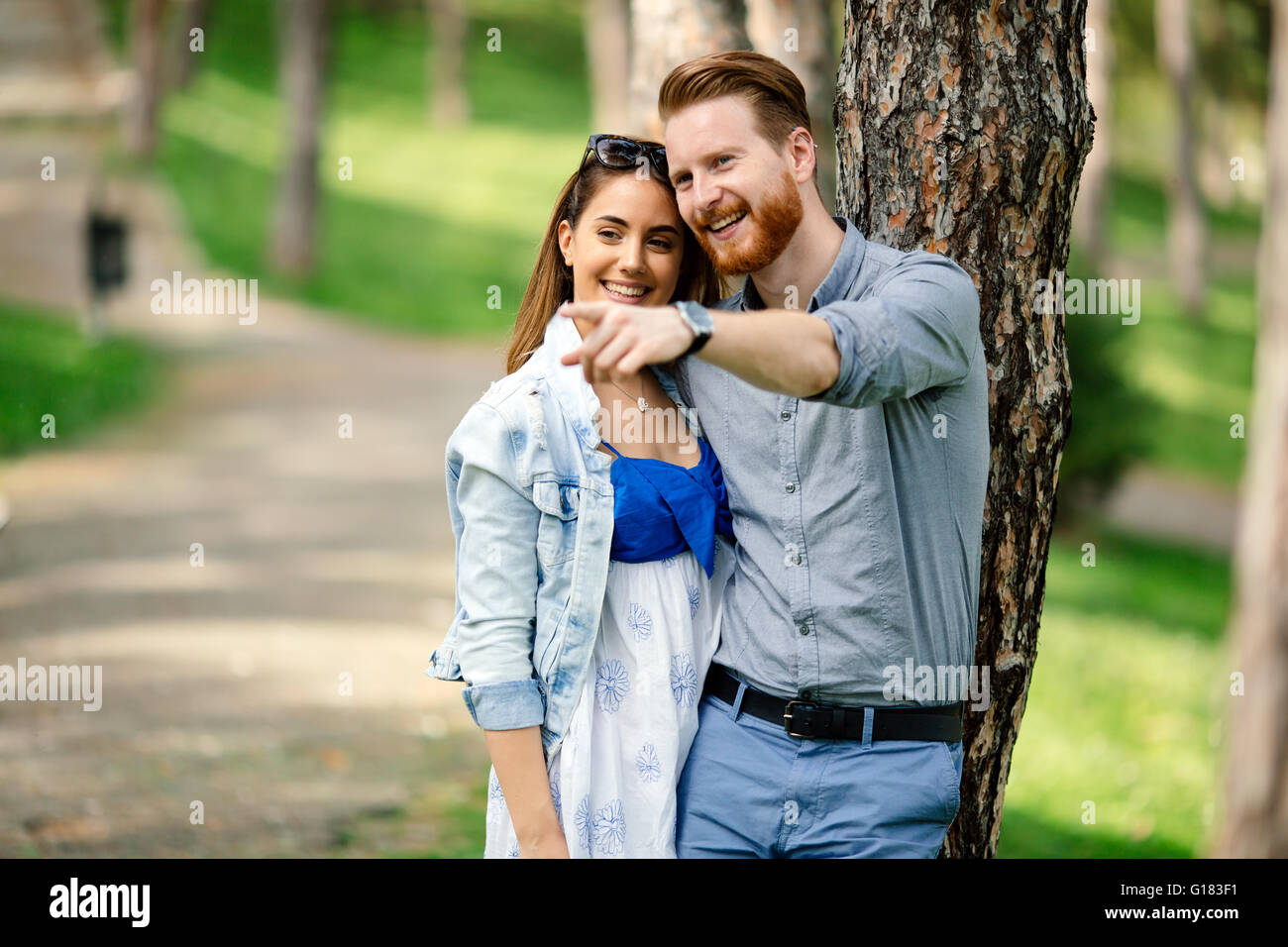 Matura in amore per godersi la vita in natura Foto Stock