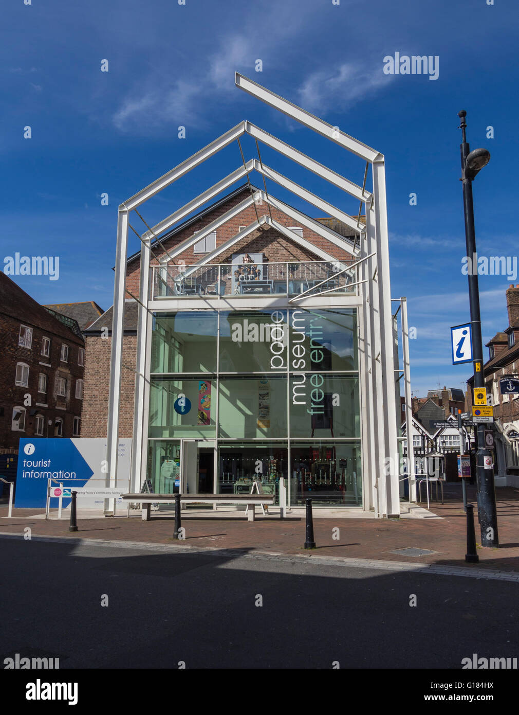 Poole museo con atrio di vetro ingresso, Dorset, Regno Unito Foto Stock