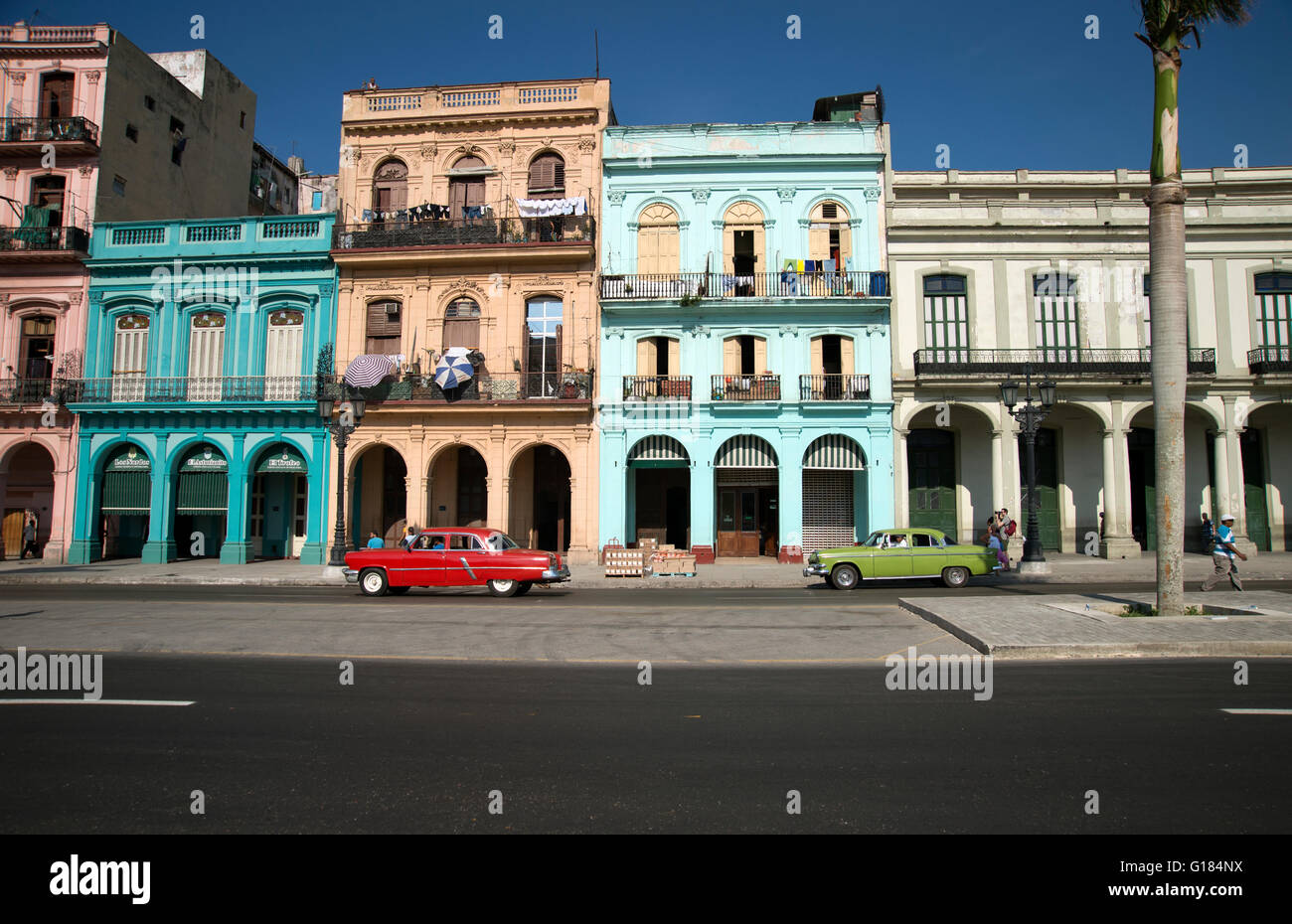 Due vecchi anni cinquanta vetture americane guidare passato restaurato architettura antica nel centro di Havana Cuba Foto Stock