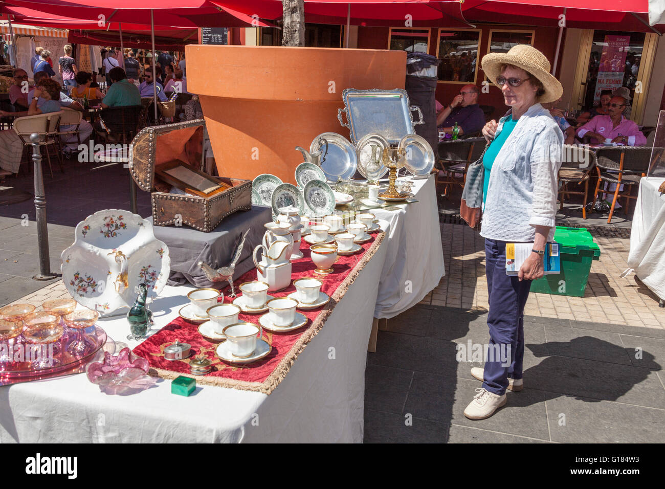 Immagini Stock - Spille Vintage Vendute Al Mercato Delle Pulci In Francia.  Image 144989763