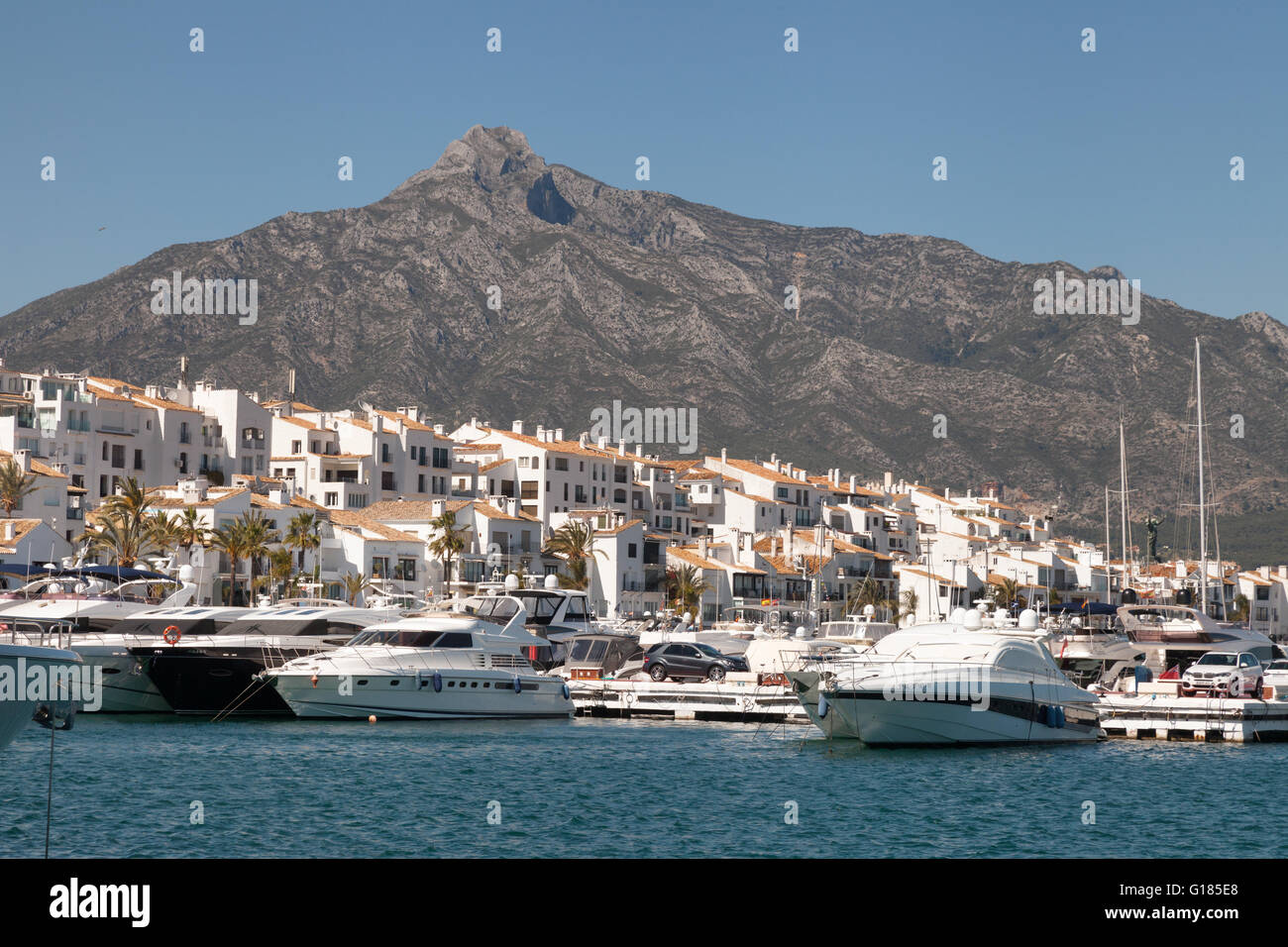 Barche ormeggiate in Puerto Banus Harbour, Marbella, Costa del Sol, Andalusia, Spagna Foto Stock