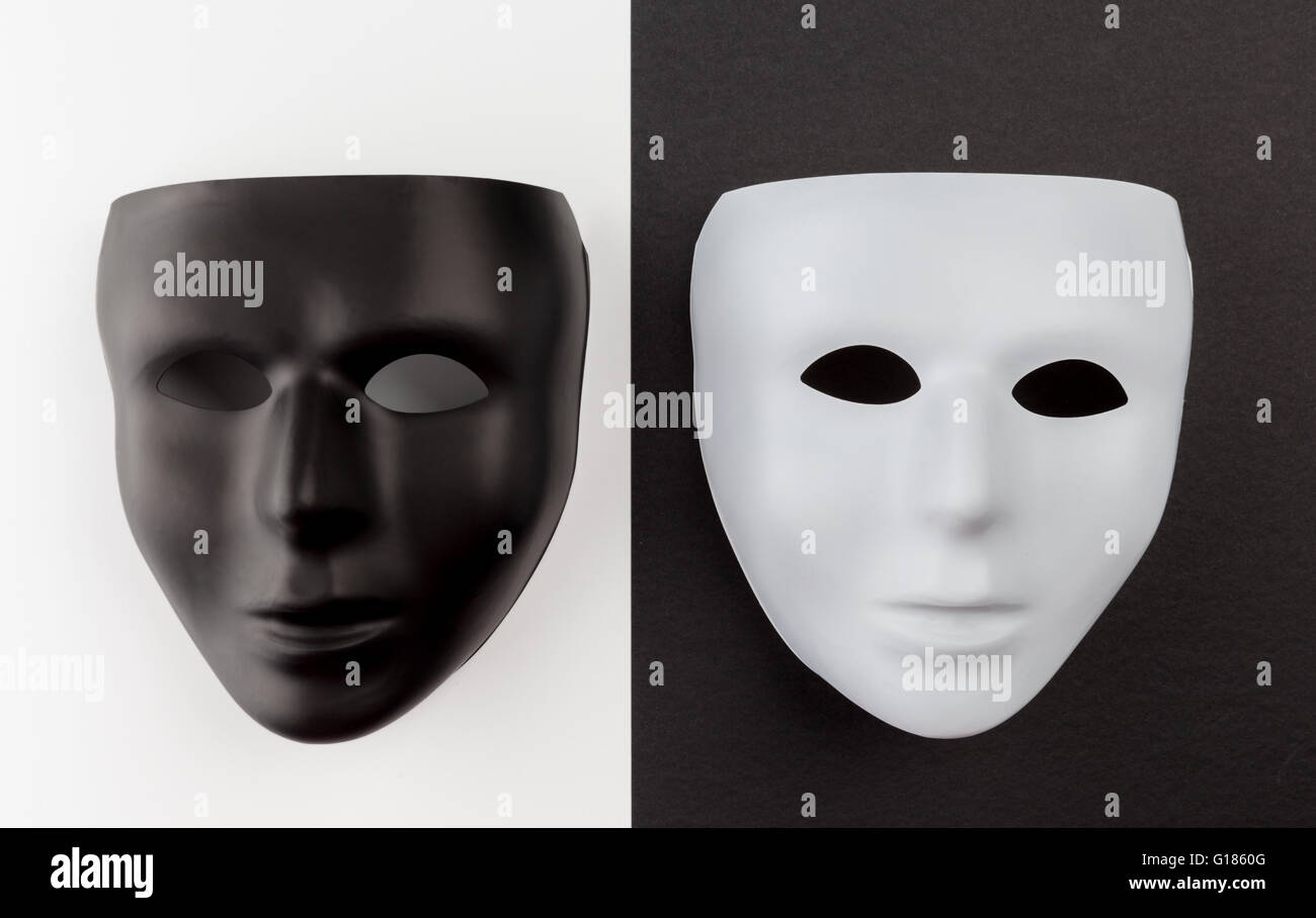 Maschera nero su bianco e maschera bianco su nero. Cambio di identità concetto. Foto Stock